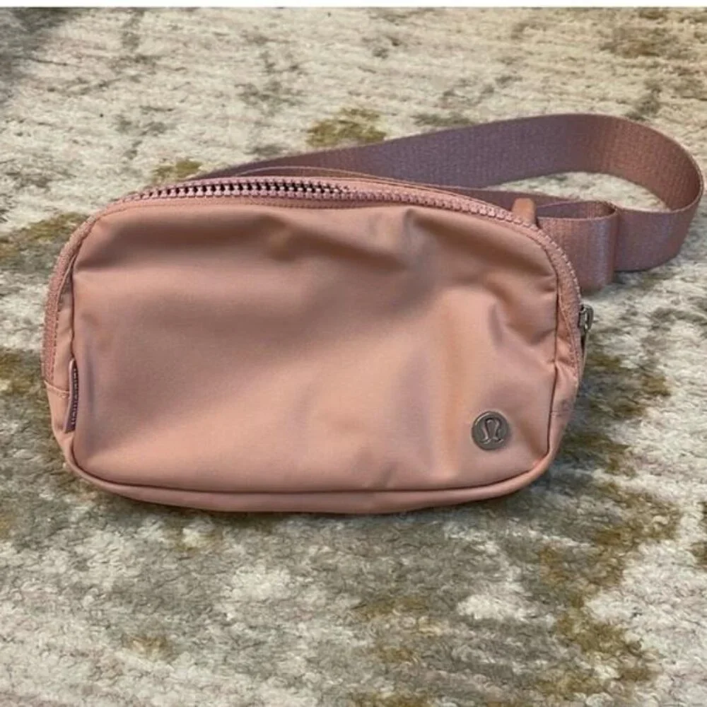 Lululemon belt bag Pink color Fanny bag , Brand NWT - Picture 1 of 3